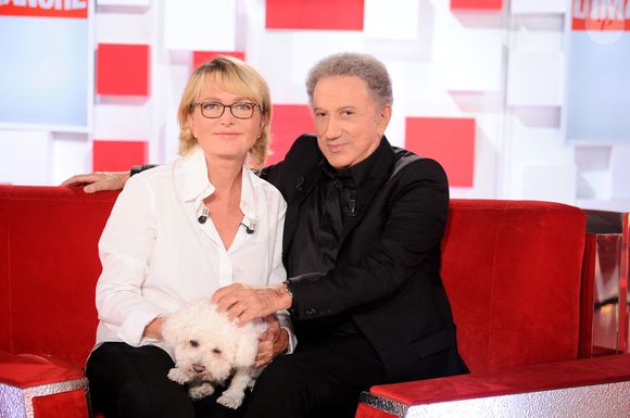 Exclusif - Claude Chirac, Michel Drucker et le bichon Sumette qui avait été offert au président Jacques Chirac par Michel Drucker sur ce même plateau en 2OO9 - Enregistrement de l'émission "Vivement Dimanche", spéciale Chirac, présentée par M.Drucker et diffusée le 26 septembre sur France 2. Le 11 septembre 2021
© Guillaume Gaffiot / Bestimage
