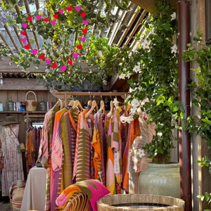 L’une de ses soirées marquantes s’est déroulée au Provençal Golf de Biot, où musique live et golf nocturne ont rythmé la soirée. 

Estelle Lefébure a partagé plusieurs clichés de ses vacances dans le sud de la France sur Instagram.