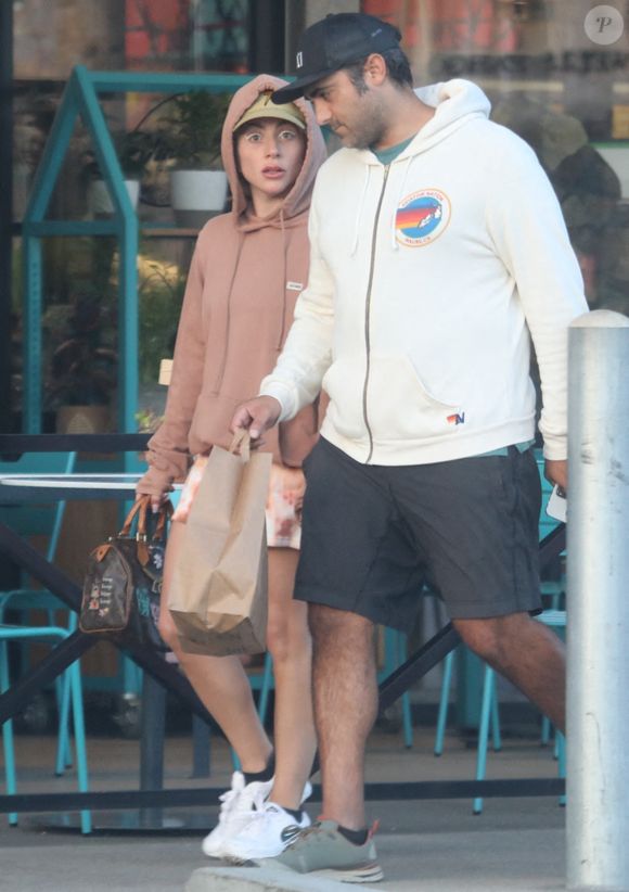 Exclusif - Lady Gaga et son compagnon Michael Polansky font du shopping à Malibu le 21 mai 2022.