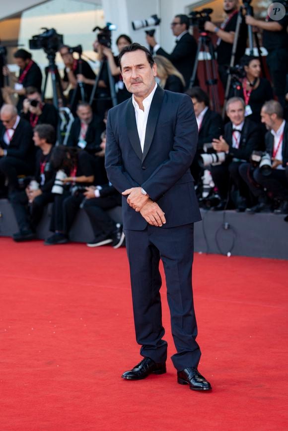 Le film, réalisé par Cédric Jimenez, évoque une société contrôlée par l’intelligence artificielle.

Gilles Lellouche (habillé en Prada, montre Audemars Piguet) lors de la cérémonie de clôture du 82ème Festival International du Film de Venise (La Mostra), Italie, le 6 septembre 2025. © SGP/Bestimage