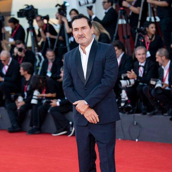 Le film, réalisé par Cédric Jimenez, évoque une société contrôlée par l’intelligence artificielle.

Gilles Lellouche (habillé en Prada, montre Audemars Piguet) lors de la cérémonie de clôture du 82ème Festival International du Film de Venise (La Mostra), Italie, le 6 septembre 2025. © SGP/Bestimage