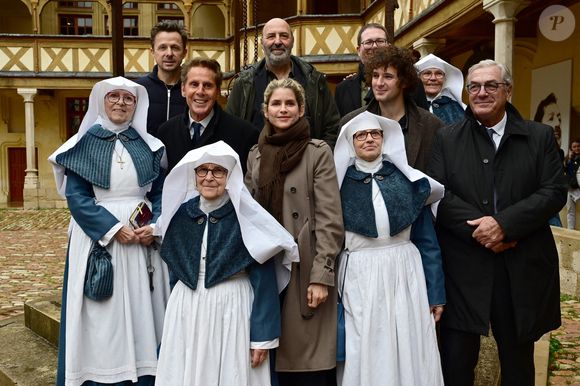 Alain Suguenot, maire de Beaune, avec Martin Solveig, Cédric Klapisch, Alice Taglioni et Vincent Lacoste lors de la 165e vente aux enchères des Hospices de Beaune, le 16 novembre 2025. © Romain Doucelin / Bestimage