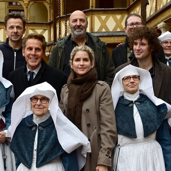 Alain Suguenot, maire de Beaune, avec Martin Solveig, Cédric Klapisch, Alice Taglioni et Vincent Lacoste lors de la 165e vente aux enchères des Hospices de Beaune, le 16 novembre 2025. © Romain Doucelin / Bestimage