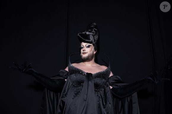 La Big Bertha en backstage lors de l'enregistrement de l'émission "La Boîte à secrets", présentée par Faustine Bollaert et diffusée le 17 octobre sur France 3, dans les studios du Lendit à Saint-Denis, France, le 23 septembre 2025. © Cyril Moreau/Bestimage