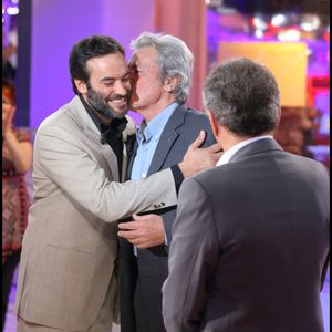 Anthony Delon et son père Alain Delon sur le plateau de "Vivement dimanche" le 24 septembre 2008. © Guillaume Gaffiot/bestimage