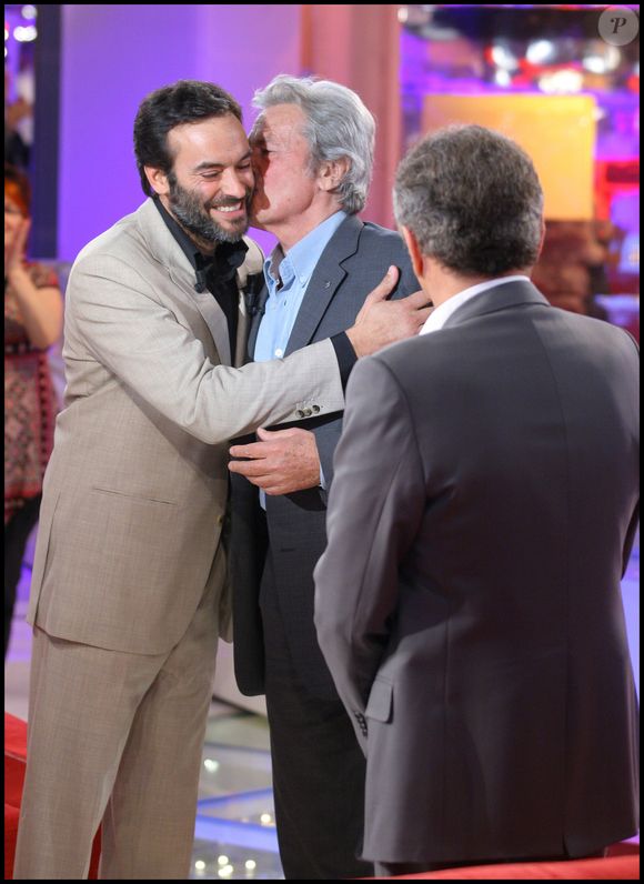 Anthony Delon et son père Alain Delon sur le plateau de "Vivement dimanche" le 24 septembre 2008. © Guillaume Gaffiot/bestimage
