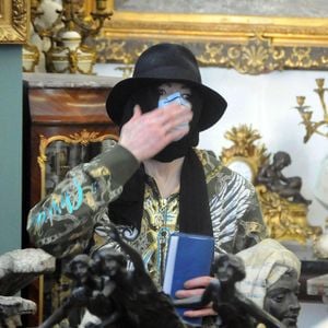 Michael Jackson en visite dans les magasins d'antiquités de Beverly Hills. Bien qu'il fasse chaud, il porte une veste et un masque chirurgical en permanence. Los Angeles, CA le 21 avril 2009. Photo de Ramey Agency/ABACAPRESS.COM