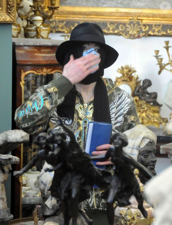 Michael Jackson en visite dans les magasins d'antiquités de Beverly Hills. Bien qu'il fasse chaud, il porte une veste et un masque chirurgical en permanence. Los Angeles, CA le 21 avril 2009. Photo de Ramey Agency/ABACAPRESS.COM