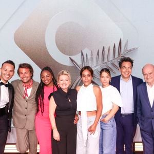 Exclusif - Mohamed Bouhafsi, Bertrand Chameroy, Fanta Kebe, Anne-Elisabeth Lemoine, Amel Bent, Shirel Nataf, Patrick Cohen, Pierre Lescure sur le plateau de l'émission "C à vous" lors du 78ème Festival International du Film de Cannes, France, le 22 mai 2025. © Jack Tribeca/Bestimage