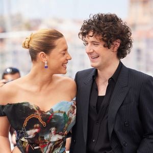 Vincent Lacoste et la comédienne partagent une amitié solide née bien avant la vague du succès.

Adèle Exarchopoulos et Vincent Lacoste au photocall de "Elemental" lors du 76ème Festival International du Film de Cannes, le 27 mai 2023.

© Moreau/Jacovides/Bestimage