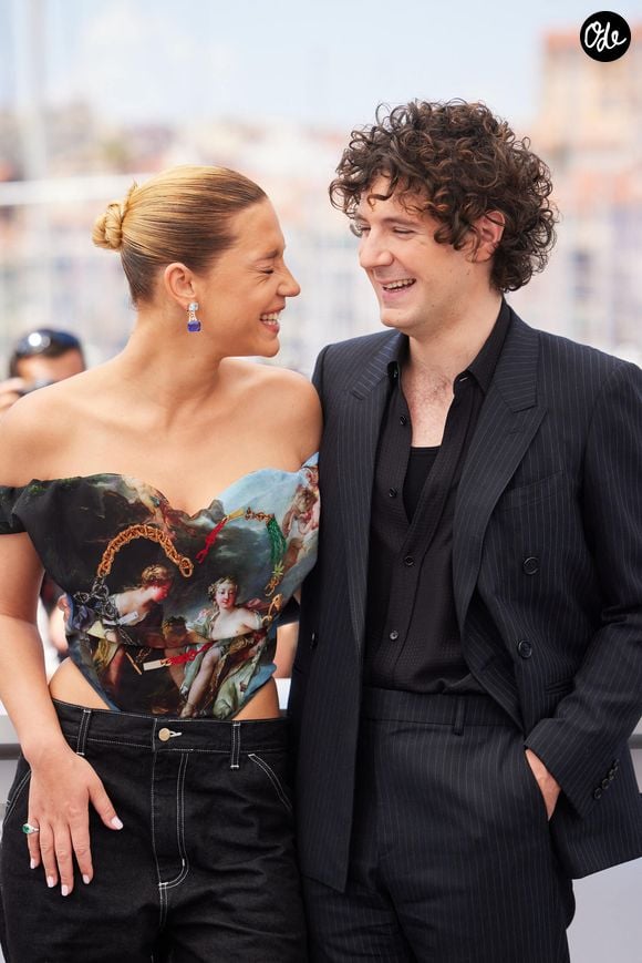 Vincent Lacoste et la comédienne partagent une amitié solide née bien avant la vague du succès.

Adèle Exarchopoulos et Vincent Lacoste au photocall de "Elemental" lors du 76ème Festival International du Film de Cannes, le 27 mai 2023.

© Moreau/Jacovides/Bestimage