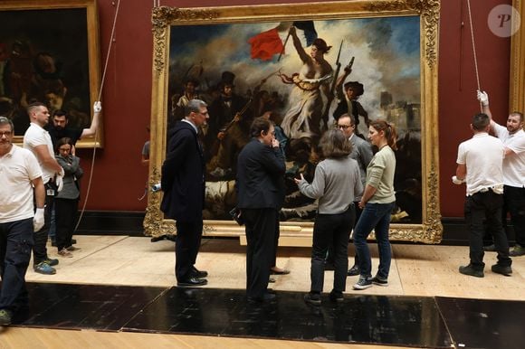 Les experts soulignent d'ailleurs que de nombreux trésors artistiques insoupçonnés dorment encore chez les particuliers.

La ministre de la Culture Rachida Dati lors de la remise en place de la monumentale toile d'Eugène Delacroix "La Liberté guidant le peuple" après six mois de restauration au musée du Louvre à Paris, France, le 30 avril 2024. Après une restauration d'un peu plus de six mois, La Liberté guidant le peuple retrouve le musée du Louvre. La monumentale toile d'Eugène Delacroix (1798-1863) sera de nouveau présentée au public dans la salle Mollien à partir de ce jeudi 2 mai. Le tableau révèle des secrets jusque-là inconnus. © Denis Guignebourg/Bestimage