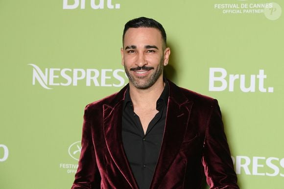 Et d'ajouter sur Adil Rami : "C’est un garçon très charismatique, rigolo et charmant et je suis sûre que ça va bien se passer. Ce que je peux vous garantir c’est que cette présentation ne va pas être parfaite (rires)"

Adil Rami - Soirée Nespresso x Brut 2025 lors du 78ème Festival de Cannes à La Plage Nespresso le 15 mai 2025. © Lionel Urman/Bestimage