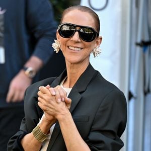 La chanteuse a succombé à la tendance ongles phare du moment : la "no-manicure manicure".

Celine Dion salue ses fans à la sortie de l'hôtel Royal Monceau, le 12 septembre 2026. 

© Lionel Urman / Bestimage