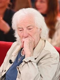 Hugues Aufray n'a plus d'argent, il a vendu sa maison de Marnes-la-Coquette pour ses enfants : "Ils étaient sans le sou"