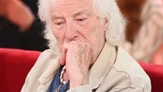 Hugues Aufray n'a plus d'argent, il a vendu sa maison de Marnes-la-Coquette pour ses enfants : "Ils étaient sans le sou"