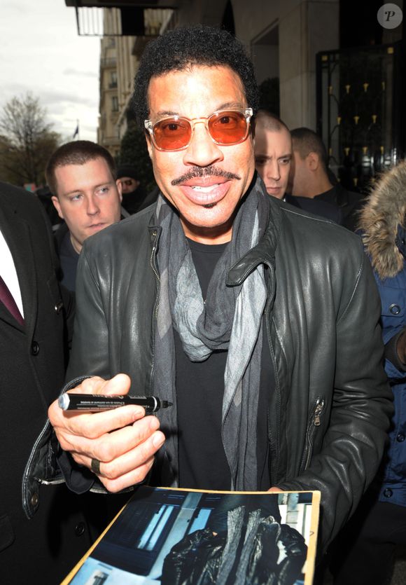 "Oh mon Dieu, oui et encore oui. Mon amie et productrice française Jackie Lombard a fait toute ma carrière."

Lionel Richie sort de son hôtel à Paris, le 30 mars 2015, à lendemain de son concert au Zénith. @Agence / Bestimage