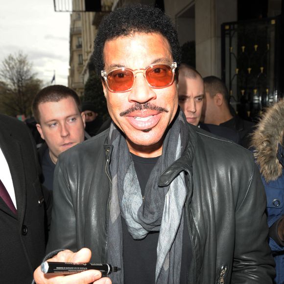 "Oh mon Dieu, oui et encore oui. Mon amie et productrice française Jackie Lombard a fait toute ma carrière."

Lionel Richie sort de son hôtel à Paris, le 30 mars 2015, à lendemain de son concert au Zénith. @Agence / Bestimage