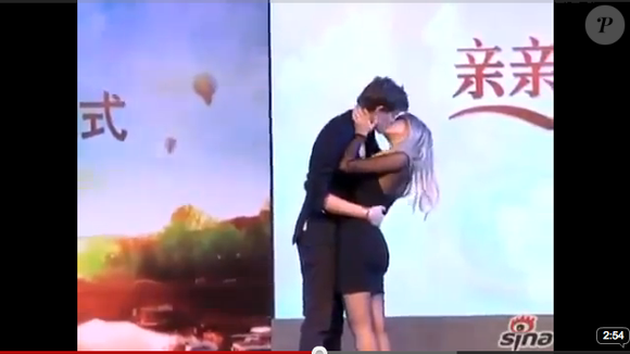 Clémence et Jean-Baptiste Maunier font la promotion du film Perfect Baby, à Pékin. Ils montrent au public à quoi ressemble un french kiss. Juillet 2011