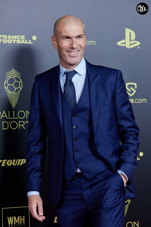 Le profil athlétique et l'expérience internationale de la nouvelle recrue font déjà le bonheur de son nouveau club et assurément toute la fierté de Zinédine Zidane.

Zinedine Zidane - Photocall de la 66ème cérémonie du Ballon d’Or au Théâtre du Chatelet à Paris le 17 octobre 2022. 

© Cyril Moreau/Bestimage