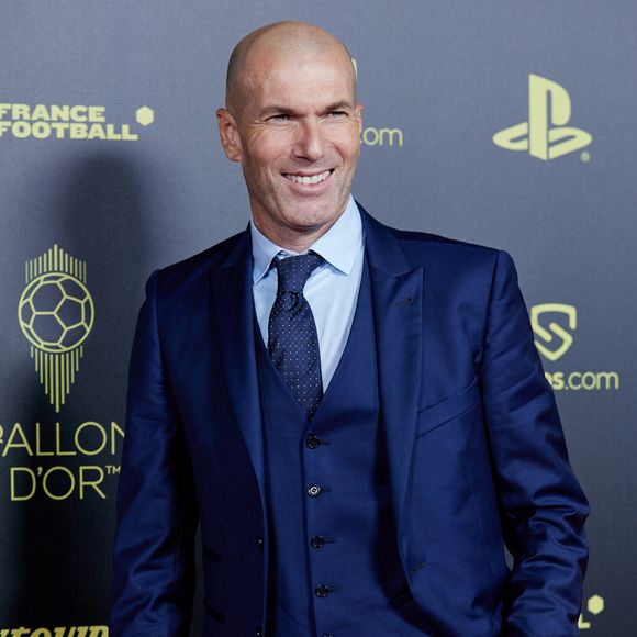 Le profil athlétique et l'expérience internationale de la nouvelle recrue font déjà le bonheur de son nouveau club et assurément toute la fierté de Zinédine Zidane.

Zinedine Zidane - Photocall de la 66ème cérémonie du Ballon d’Or au Théâtre du Chatelet à Paris le 17 octobre 2022. 

© Cyril Moreau/Bestimage
