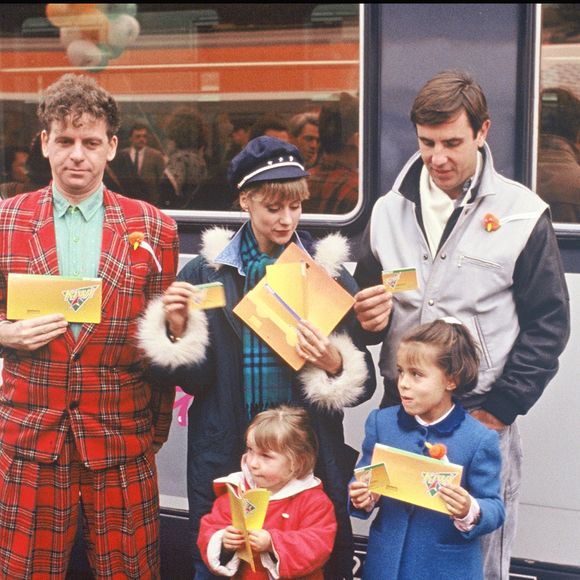 Malgré ce combat, l'ancien membre du Club Dorothée refuse de se laisser définir par ce diagnostic. 

Archives : Patrick Simpson-Jones et Dorothée avec des enfants sur le quai d'une gare 1997 AGENCE / BESTIMAGE