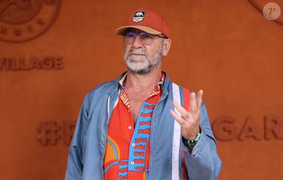 Eric Cantona au village des Internationaux de France de tennis de Roland Garros 2024, à Paris, le 7 juin 2024.

Photo : Jacovides-Moreau / Bestimage