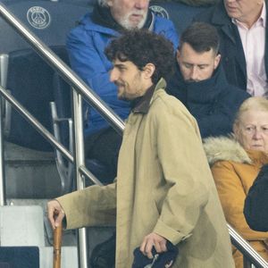 Louis Garrel - Célébrités dans les tribunes du match de 8ème de finale aller de la Ligue Des Champions 2025-2026 (LDC) "PSG - Chelsea (5-2)" au Parc des Princes à Paris le 11 mars 2026. © Cyril Moreau/Bestimage