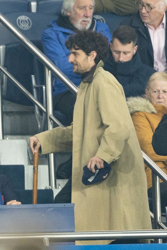 Louis Garrel - Célébrités dans les tribunes du match de 8ème de finale aller de la Ligue Des Champions 2025-2026 (LDC) "PSG - Chelsea (5-2)" au Parc des Princes à Paris le 11 mars 2026. © Cyril Moreau/Bestimage