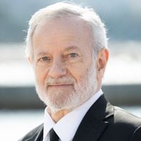 "Je me suis jamais senti un papa donneur de leçon" : Francis Huster évoque la relation avec ses deux filles, Elisa et Toscane, issues de sa relation avec Cristiana Reali