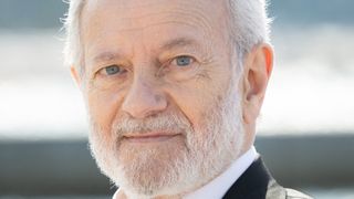 "Je me suis jamais senti un papa donneur de leçon" : Francis Huster évoque la relation avec ses deux filles, Elisa et Toscane, issues de sa relation avec Cristiana Reali