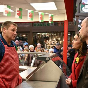 Le prince William, prince de Galles, et Catherine (Kate) Middleton, princesse de Galles, préparent des gâteaux gallois au Welsh Cake Shop à Pontypridd, le 26 février 2025. 
Julien Burton / Bestimage