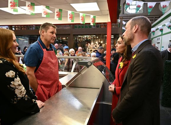 Le prince William, prince de Galles, et Catherine (Kate) Middleton, princesse de Galles, préparent des gâteaux gallois au Welsh Cake Shop à Pontypridd, le 26 février 2025. 
Julien Burton / Bestimage