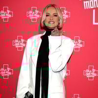 Adriana Karembeu en costume XXL et lavallière mais sans Marc Lavoine : le chanteur avait une bonne excuse