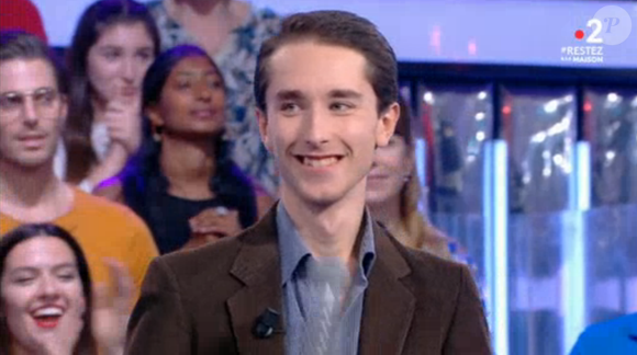 Elle a également tissé des liens forts avec Caroline, Margaux et Arsène, son chouchou "ultime", grâce à la tournée du jeu musical.

Arsène, maestro de "N'oubliez pas les paroles", s'est fait piéger par la production. Émission du 1er avril 2020, France 2