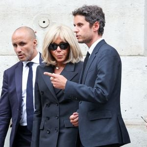 Grabriel Attal, Brigitte Macron - Sorties des obsèques de Thierry Ardisson en l’église Saint-Roch de Paris, France, le 17 juillet 2025. © Clovis-Jacovides/Bestimage