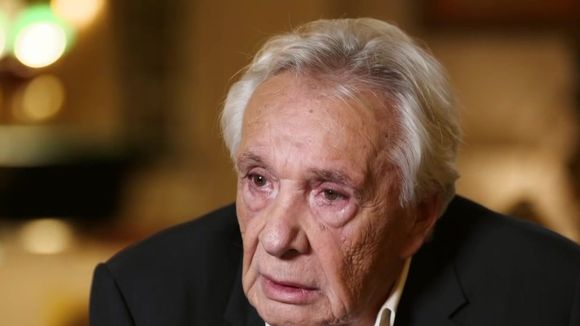 "Je ne sais pas m'y prendre" : Michel Sardou peu expérimenté avec les bébés, ce nouveau défi qui rythme sa retraite dans le Sud de la France