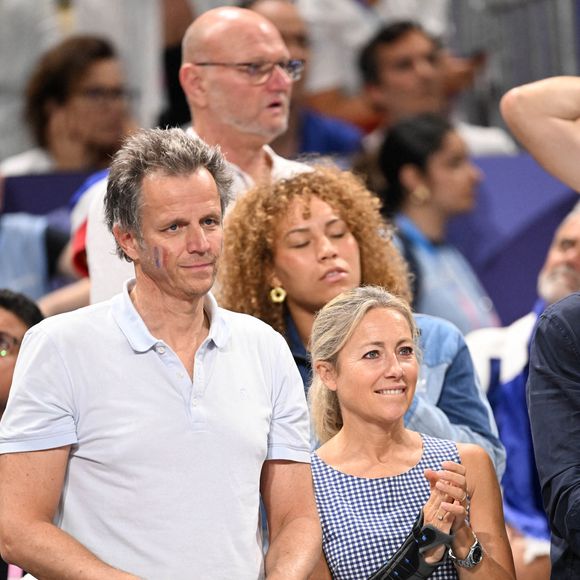Anne-Sophie Lapix et son mari Arthur Sadoun dans les tribunes de la finale Hommes "France vs Pologne" de volley-ball lors des Jeux Olympiques Paris 2024. Le 10 août 2024
© P.Perusseau-D.Jacovides / Bestimage