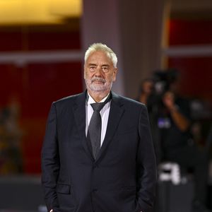 Le réalisateur possède le château des Laitiers, à Cisai-Saint-Aubin, dans l’Orne, au cœur d’un domaine d’environ 160 hectares où réside également sa mère Danielle.
Luc Besson à la première de 'Father Joe' lors du 83ème Festival International du Film de Venise (Mostra), à Venise, Italie, le 6 septembre 2026. © Pierre Perusseau/Bestimage