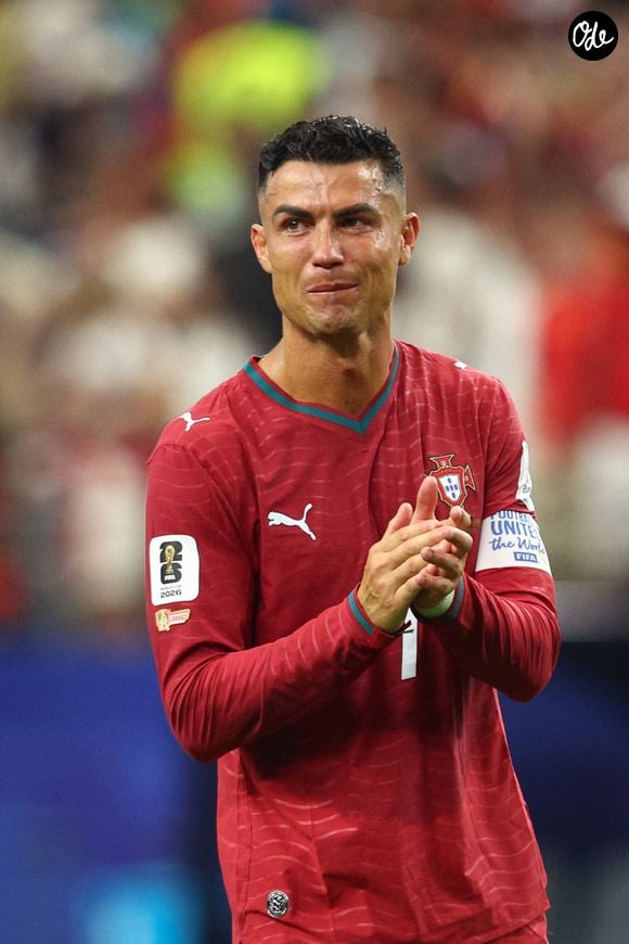 Si ce nouveau look respire la confiance, c'est peut-être parce que Cristiano est désormais officiellement un homme marié ! 

Portugal vs Espagne - Coupe du monde 2026 - 06/07/2026 DALLAS, ÉTATS-UNIS - 6 juillet 2026