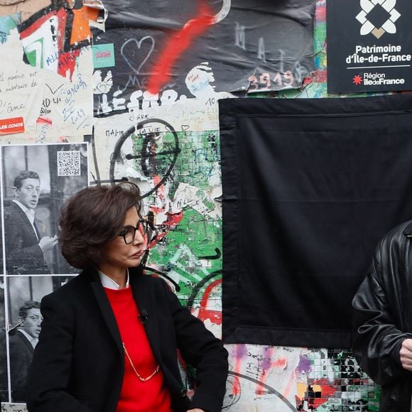 Ben Attal, Rachida Dati (ministre de la culture), Charlotte Gainsbourg lors de la cérémonie de dévoilement de la plaque "Maison des Illustres" de la Maison Gainsbourg à Paris, France, le 2 avril 2024. © Christophe Clovis/Bestimage