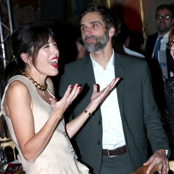 Maman d'un garçon prénommé Marin qui a 7 ans, elle a un emploi du temps bien chargé mais a toujours pu compter sur son compagnon, le tennisman Arnaud Clément.

Exclusif - Nolwenn Leroy danse sur le rythme de la musique des Beatles avec son mari Arnaud Clément - Dîner de Gala "Vaincre le cancer" au profit de la lutte contre les cancers dans les salons du Cercle de l’Union Interalliée à Paris le 17 Novembre 2024. © Bertrand Rindoff / Bestimage