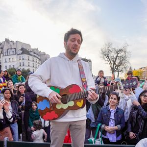Le chanteur Vianney a improvisé un concert sur le parvis de Notre-Dame de Paris le 8 avril 2025. © Jack Bussat / Bestimage
