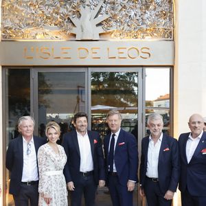 Exclusif -  Jean-Philippe Nuel (Architecte d’intérieur), Maud Bailly (Directrice générale Sofitel, MGallery & Emblems), Sébastien Bazin (PDG du groupe Accor), Patrick Bruel, Pierre Gonzalvez (Maire de l’Isle sur la Sorgue), Emmanuel Borla (Directeur de l’hôtel) - Patrick Bruel inaugure son hôtel cinq étoiles "L'Isle de Leos MGallery" à L'Isle-sur-la-Sorgue, France, le 23 septembre 2025. 
 © Jack Tribeca / Bestimage