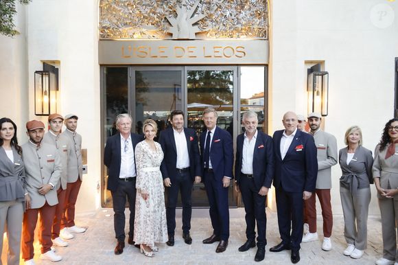 Exclusif -  Jean-Philippe Nuel (Architecte d’intérieur), Maud Bailly (Directrice générale Sofitel, MGallery & Emblems), Sébastien Bazin (PDG du groupe Accor), Patrick Bruel, Pierre Gonzalvez (Maire de l’Isle sur la Sorgue), Emmanuel Borla (Directeur de l’hôtel) - Patrick Bruel inaugure son hôtel cinq étoiles "L'Isle de Leos MGallery" à L'Isle-sur-la-Sorgue, France, le 23 septembre 2025. 
 © Jack Tribeca / Bestimage