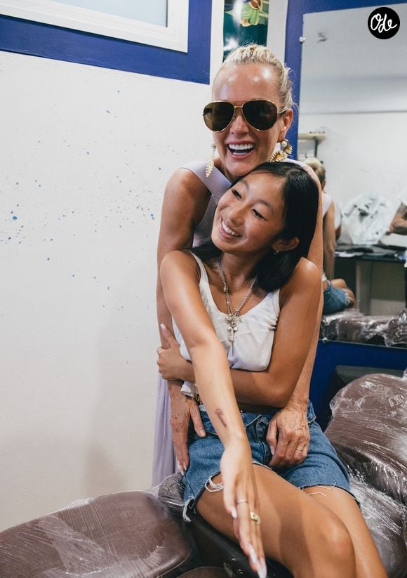 Exclusif - Jade et Joy, les filles de Laeticia Hallyday, sont allées se faire tatouer "Mamour" en hommage à l’histoire d’amour de leurs parents. Laeticia a toujours appelé Johnny "Mamour". 
Saint Barthélemy, le 14 août 2025

© Sam Delpech / Bestimage