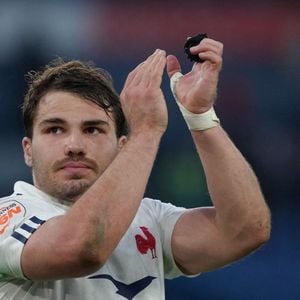 Antoine Dupont (France) célèbre la fin du match de rugby des Six Nations entre l'Italie et la France au stade Olimpico de Rome (Italie), le 23 février 2025.