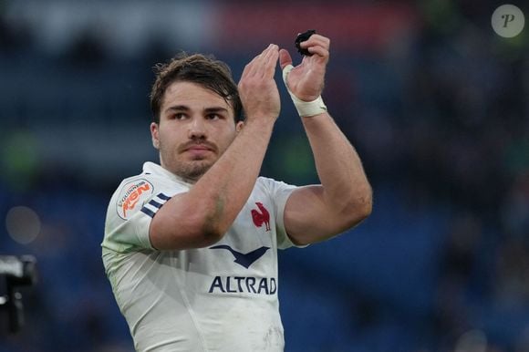 Antoine Dupont (France) célèbre la fin du match de rugby des Six Nations entre l'Italie et la France au stade Olimpico de Rome (Italie), le 23 février 2025.