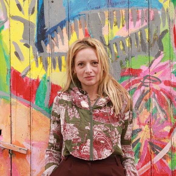 Avec sa sœur Julie, elle a écrit son tout premier album jeunesse, Franz Kaka et Marcelle Prout, paru le 24 septembre.

Charlie Bruneau (Les aventurières) - Première édition du festival "Lumières des Alpilles, festival du patrimoine télévisuel" à Fontvieille le 9 octobre 2025. © Franz Chavaroche / Bestimage