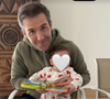 Pour l'occasion, le papa comblé avait acheté un gâteau et placé dessus une bougie à souffler pour l'enfant.

Marc Hay (BFMTV) avec sa fille